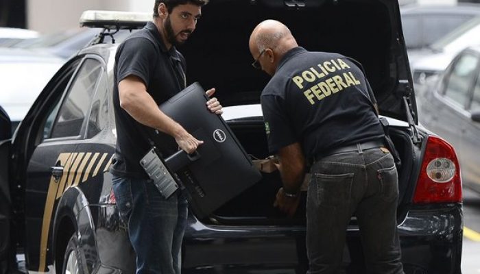 Rio de Janeiro - A Polícia Federal e a Receita Federal deflagraram nesta manhã os trabalhos da 30ª fase da Operação Lava Jato, a operação Vício. Na foto carros da Polícia Federal chegam com malotes e computadores na sede da polícia, região portuária do Rio (Tânia Rêgo/Agência Brasil)