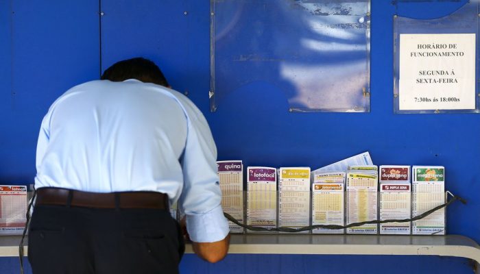 Apostadores fazem filas em casas lotéricas de Brasília. A Caixa Econômica Federal sorteia amanhã (12) a lotofácil da Independência.