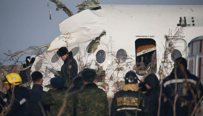 Equipes de socorro trabalham no local em que caiu o Fokker, no Cazaquistão. REUTERS/Pavel Mikheyev