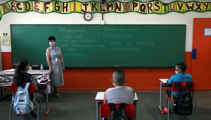 Professora Eliane Conconi conversa com alunos em sala de aula da escola Thomaz Rodrigues Alckmin, no primeiro dia de retorno das escolas do estado de São Paulo para atividades extracurriculares em meio ao surto de coronavírus (COVID-19) em São Paulo, Brasil 7 de outubro de 2020 . REUTERS / Amanda Perobelli