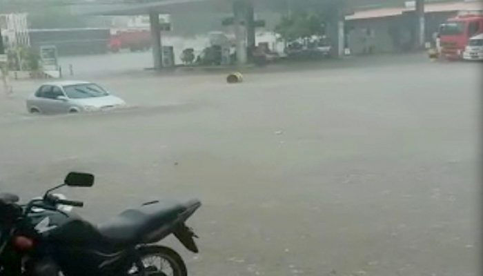 Motoristas se arriscavam passar pelo local alagado na Av. Centenário - Foto: Luciano Santos l 97NEWS