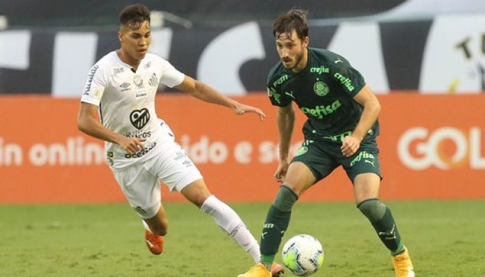 O jogador Matías Viña, da SE Palmeiras, disputa bola com o jogador Kaio Jorge, do Santos FC, durante partida válida pela vigésima quarta rodada, do Campeonato Brasileiro, Série A, no estádio da Vila Belmiro. (Foto: Cesar Greco)