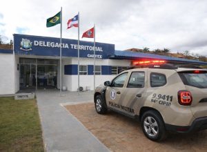 PM na Delegacia de Caetité (Foto: Reprodução)