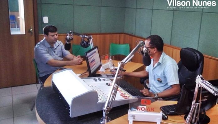 Kleyton Avelar, em entrevista à Rádio Educadora FM, de Caetité (Foto: Divulgação)