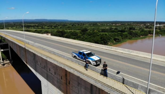 Equipe da Polícia Civil da 22ª Coorpin na Ponte Guimarães Rosa, em Carinhanha (Foto: DIvulgação)