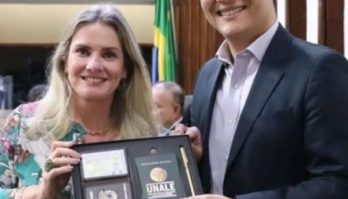 Deputado Vitor Bonfim recebe documento de identificação parlamentar no Plenário (Foto:bDivulgação/Redes Sociais)