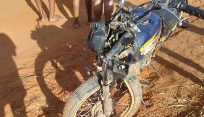 Uma das motocicletas envolvida no acidente no Povoado Casa Velha, em Palmas de Monte Alto. (Foto: Leitor do Portal Vilson Nunes)