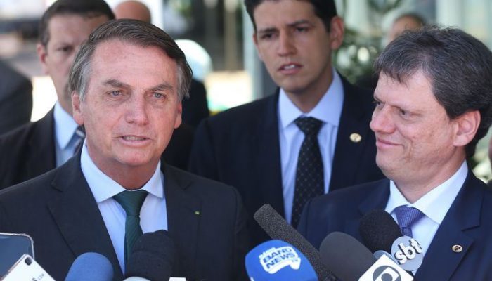 O presidente Bolsonaro e o ministro da Infraestrutura, Tarcísio de Freitas, durante entrevista à imprensa, hoje, em Brasília    (Antonio Cruz/Agência Brasil)