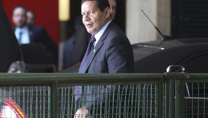 O vice-presidente eleito da República, general Hamilton Mourão, acena para jornalistas ao chegar no Centro Cultural Banco do Brasil (CCBB), em Brasília, onde funciona o gabinete do governo de transição.