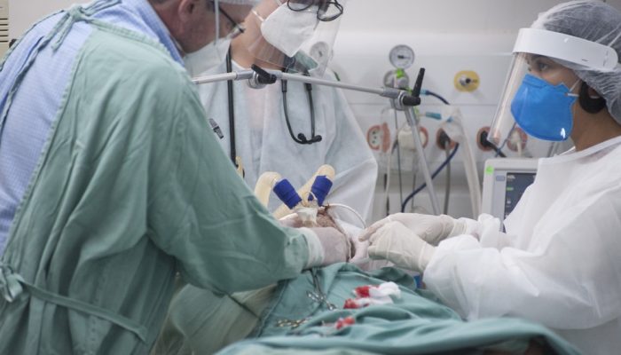 Profissionais de saúde atendem paciente internado com Covid-19 em hospital de São Paulo, em imagem de 31 de maio deste ano — Foto: Mister Shadow/Estadão Conteúdo