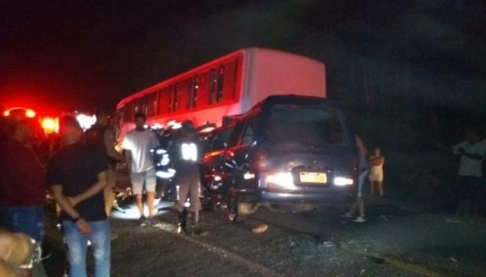 Conforme a polícia, o caso ocorreu por volta das 23h30, depois que a van bateu no fundo do ônibus. — Foto: Redes Sociais