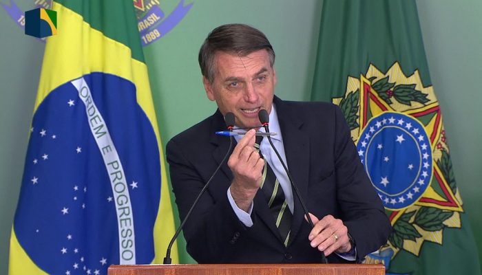 O presidente Jair Bolsonaro durante assinatura do decreto que flexibiliza posse de armas — Foto: Reprodução/NBR