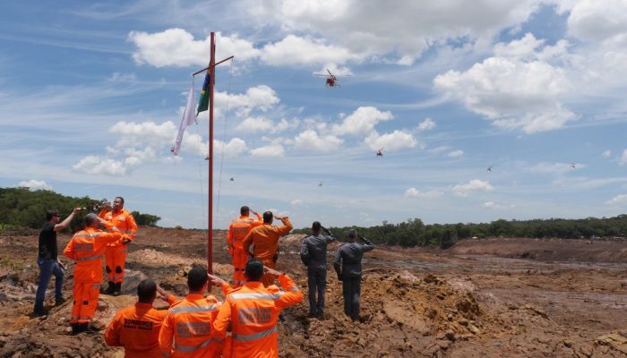 Bombeiros que trabalham nas buscas em Brumadinho, nos arredores de Belo Horizonte, fizeram hoje por volta das 12h40 uma cerimônia de homenagem às vítimas e famílias atingidas pelo rompimento da barragem de rejeito da Mina Córrego do Feijão