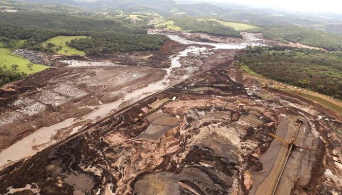 Vista aérea da região afetada pelo rompimento da barragem da mina Córrego do Feijão, em Brumadinho (MG) - 26/01/2019 (Andre Penner/AP)