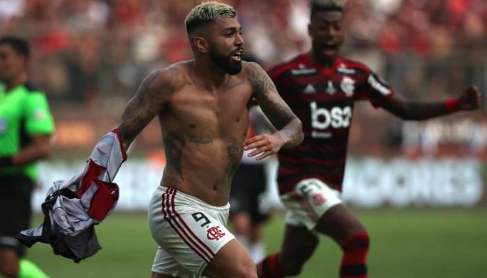 Depois de marcar o segundo gol, aquele que garantiu o título ao Flamengo, o atacante Gabigol não se conteve e tirou a camisa para comemorar (Raul Sifuentes/Getty Images)