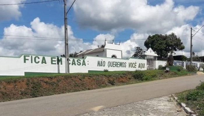 Cemitério municipal de Jussari pintou os murros pedindo para que as pessoas fiquem em casa — Foto: Reprodução/Redes Sociais