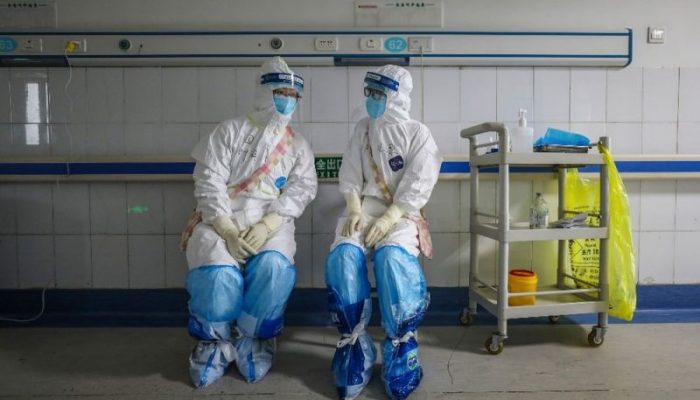 Médicos conversam em um hospital da Cruz Vermelha de Wuhan, na China, em 16 de fevereiro de 2020 — Foto: Stringer/AFP