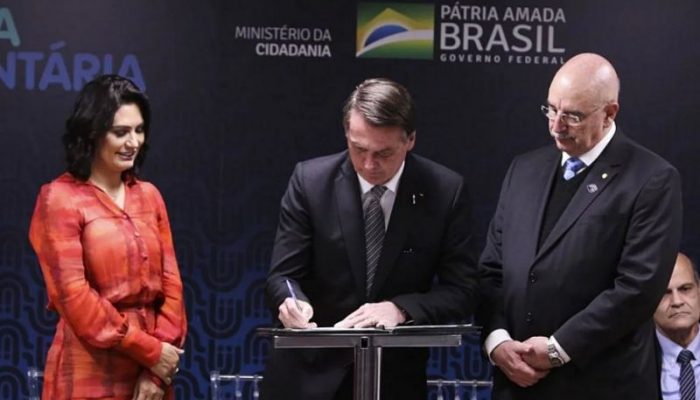 Michelle Bolsonaro, Jair Bolsonaro e Osmar Terra no lançamento do programa Pátria Voluntária (Foto: Valter Campanato/ Agência Brasil)