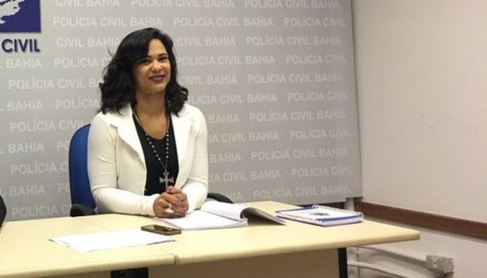 Delegada Carla Santos, titular da Delegacia de Repressão a Furtos e Roubos de Salvador, e três investigadores da unidade foram presos — Foto: G1 Bahia