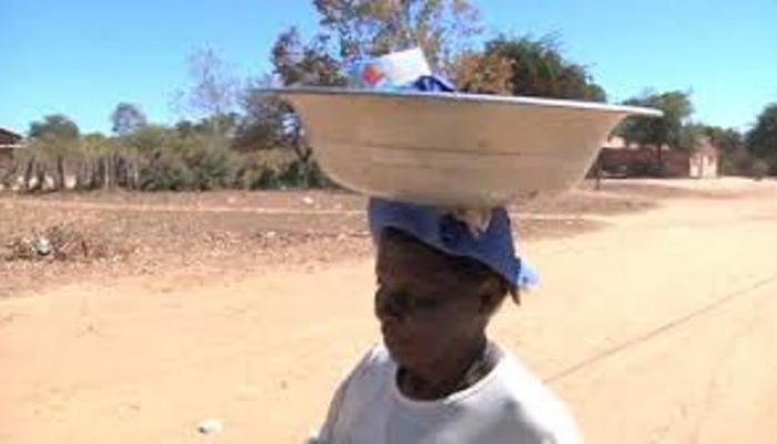 Moradora da comunidade de Tome-Nunes , em Malhada,no Médio São Francisco (Foto: Reprodução Folha do Vale)