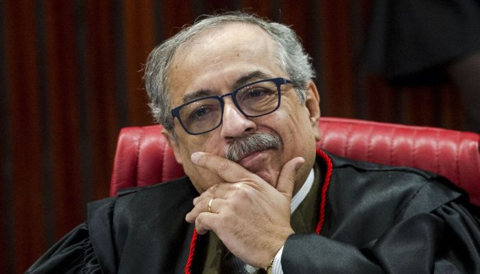 O ministro do Tribunal Superior Eleitoral (TSE), Og Fernandes, durante sessão plenária para análise de embargos de declaração em representação, recursos ordinários e recursos especiais eleitorais referentes às Eleições 2018.