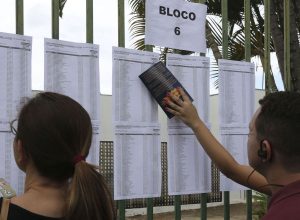 Candidatos aguardam abertura do portões do UniCEUB para o primeiro dia de provas do Enem 2018