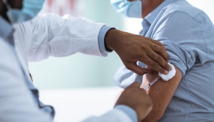 Brasil teria capacidade de vacinar 2 milhões de pessoas por dia. Mas até o momento o ritmo é de 175 mil aplicações de doses a cada 24 horas — Foto: Getty Images via BBC