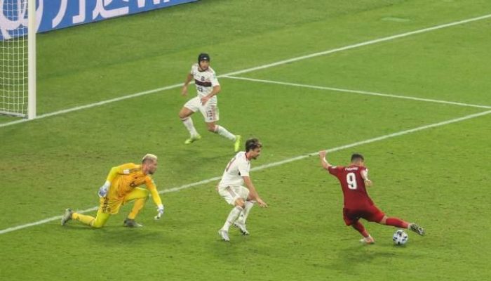 Roberto Firmino, do Liverpool, se prepara para chutar e marcar o gol da vitória sobre o Flamengo, na final do Mundial de Clubes - 21/12/2019 Mustafa ABUMUNES/AFP