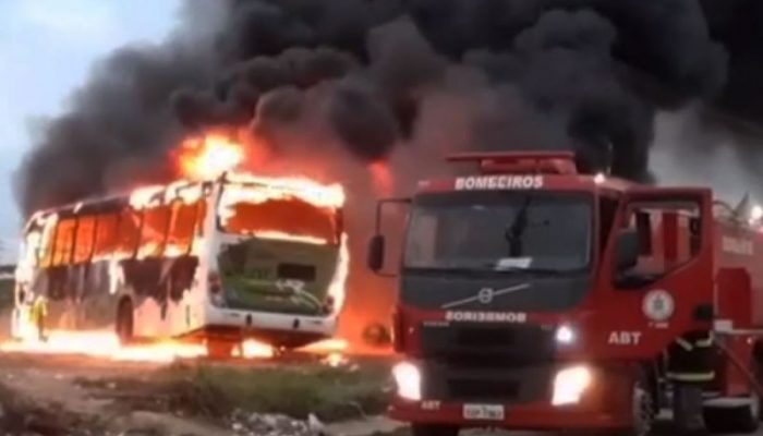 Ônibus fica destruído após ser incendiado no sudoeste da Bahia — Foto: Reprodução/TV Sudoeste