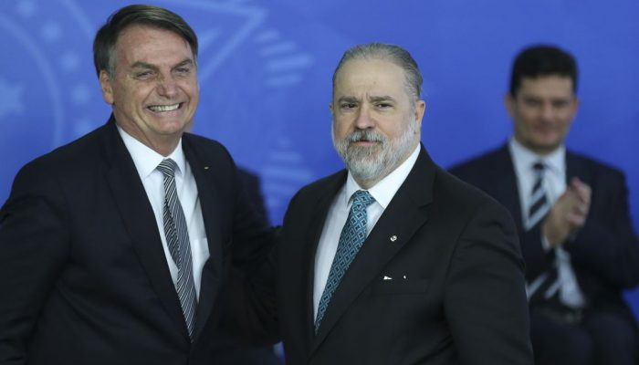 O presidente Jair Bolsonaro dá posse ao novo procurador-geral da República, Augusto Aras, no Palácio do Planalto