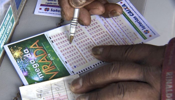 Moradores fazem apostas para Mega da Virada — Foto: Reprodução / EPTV