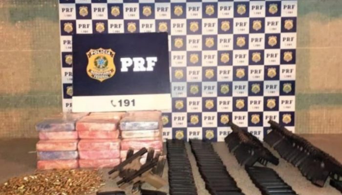 Após abordagem, PRF apreende na cabine de caminhão pistolas, carregadores, munições e quase 50 Kg de crack — Foto: Divulgação/PRF