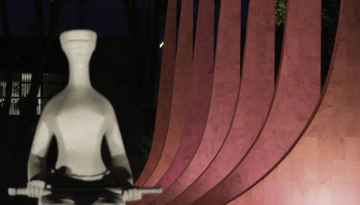 O prédio do Supremo Tribunal Federal (STF) é um dos monumentos de Brasília iluminados de rosa para a campanha Outubro Rosa, de conscientização sobre a importância da detecção precoce do câncer de mama