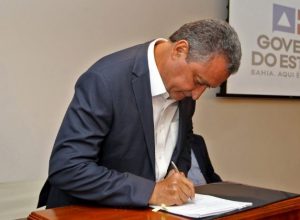 Rui Costa assinando decreto (Foto: Divulgação)