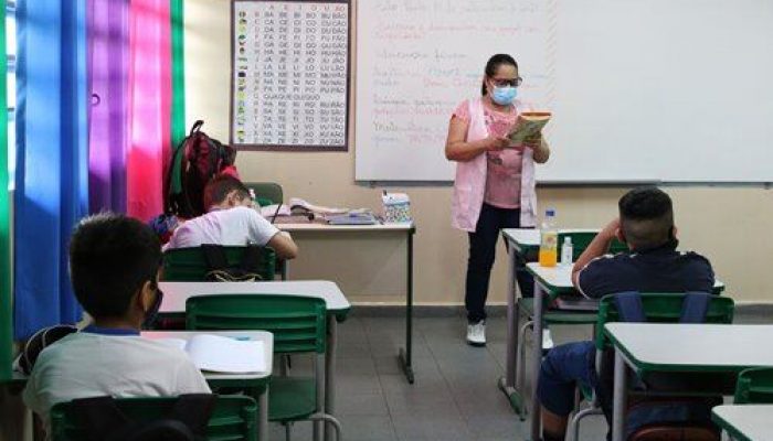 São Paulo - Aulas presenciais na Escola Estadual Terezine Arantes Ferraz Bibliotecaria, no Parque Casa de Pedra, zona norte da capital.