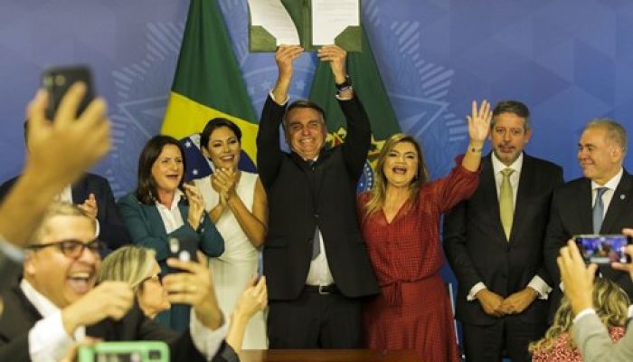 A deputada Carmem Zanotto, primeira-dama do Brasil, Michelle Bolsonaro, o presidente da República, Jair Bolsonaro e a presidente do Conselho federal de Enfermagem, Betânia Maria dos Santos, durante sanção projeto do piso salarial dos enfermeiros