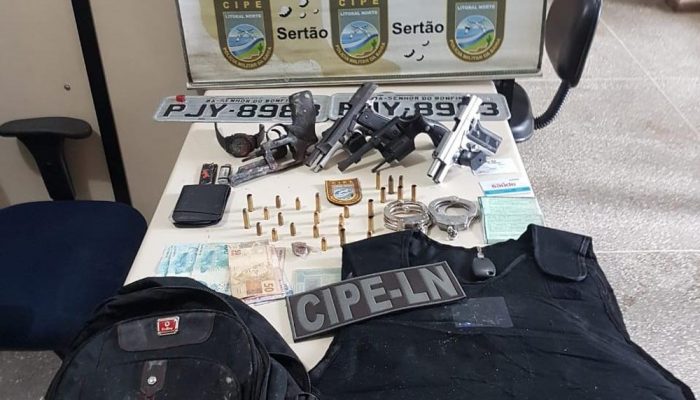 Polícia disse ter apreendido armas com suspeitos — Foto: Divulgação/SSP-BA