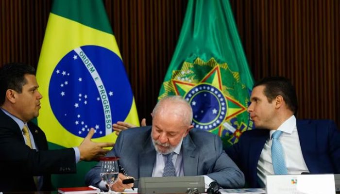 O presidente da República, Luiz Inácio Lula da Silva (PT)(c), entre os presidentes do Senado, Davi Alcolumbre (União Brasi-AP)(e), e da Câmara dos Deputados, Hugo Motta (Republicanos- PB) — Foto: Wilton Junior/Estadão Conteúdo
