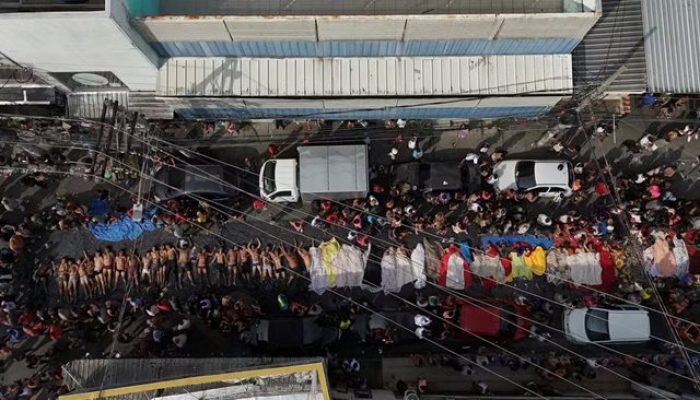 zcczxc Imagem de drone mostra corpos levados a praça no Complexo da Penha, na Zona Norte do Rio de Janeiro, no dia 29 de outubro de 2025 — Foto: Ricardo Moraes/Reuters
