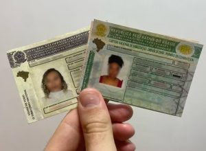 Carteira Nacional de Habilitação — Foto: Mateus Xavier/g1 BA