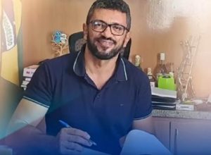 Prefeito de Iuiu assinando decreto (Foto: Reprodução)